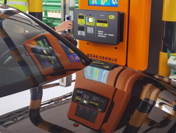 收费机器人亮相 20秒极速缴费，开启交通无人值守新篇章